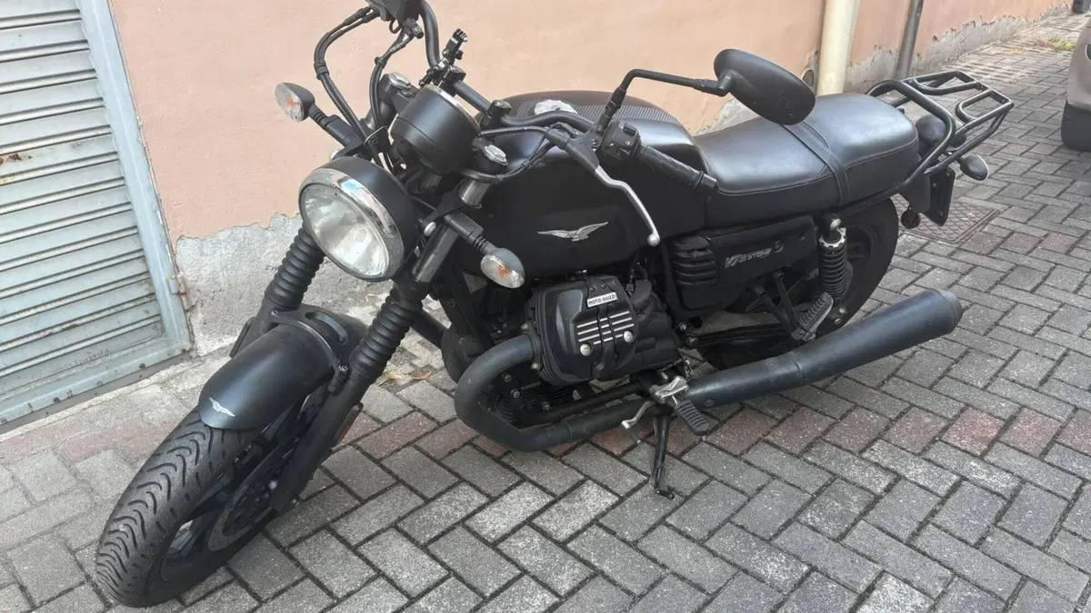 Moto Guzzi V7 III Stone (2017 - 20)  (4)