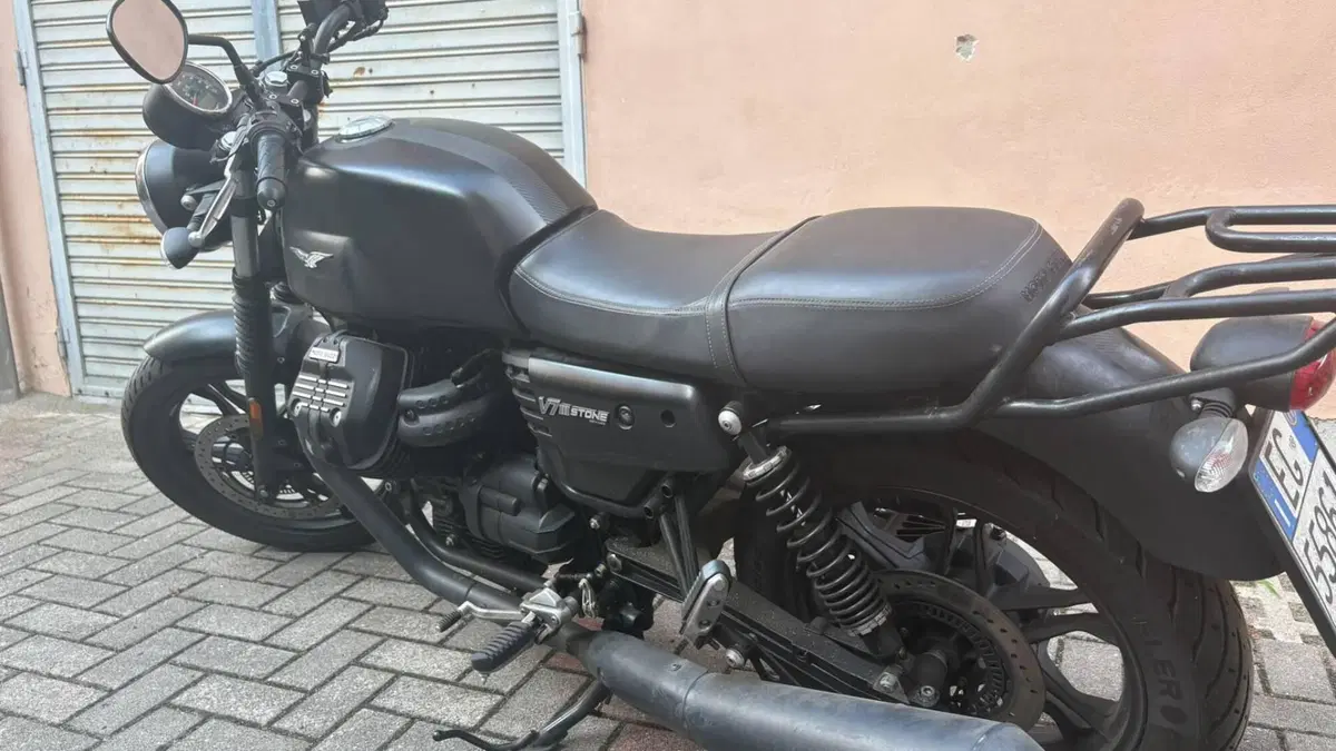 Moto Guzzi V7 III Stone (2017 - 20)  (3)