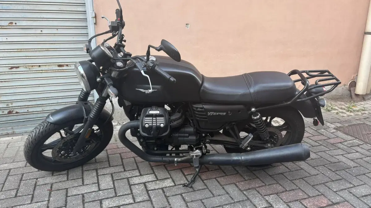 Moto Guzzi V7 III Stone (2017 - 20)  (2)