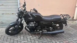 Moto Guzzi V7 III Stone (2017 - 20)  (2)