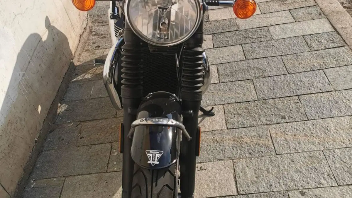 Triumph Bonneville T100 Black (2017 - 20)  (2)