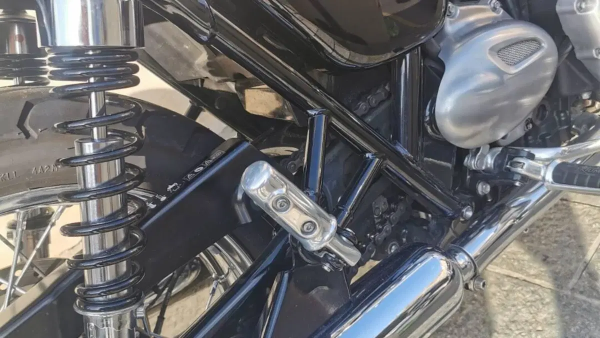 Triumph Bonneville T100 Black (2017 - 20)  (7)