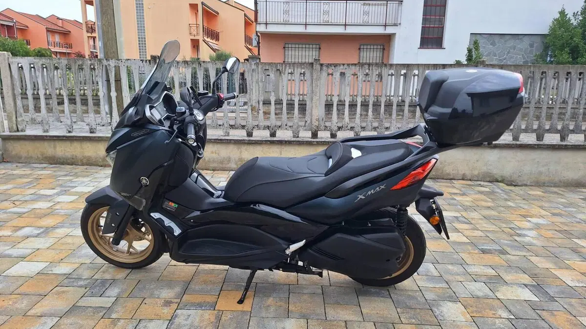 Yamaha X-Max 300 Tech Max (2021 - 24)  (2)
