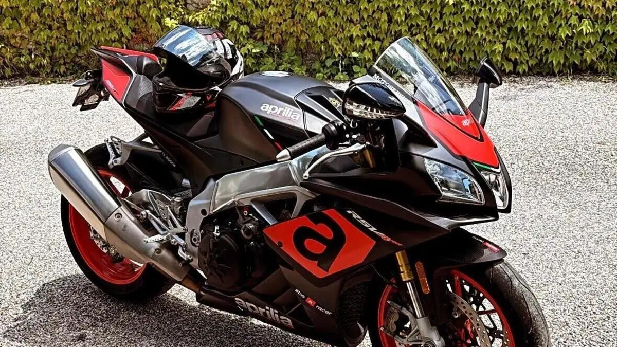Aprilia RSV4 RR (2017 - 18)  (4)