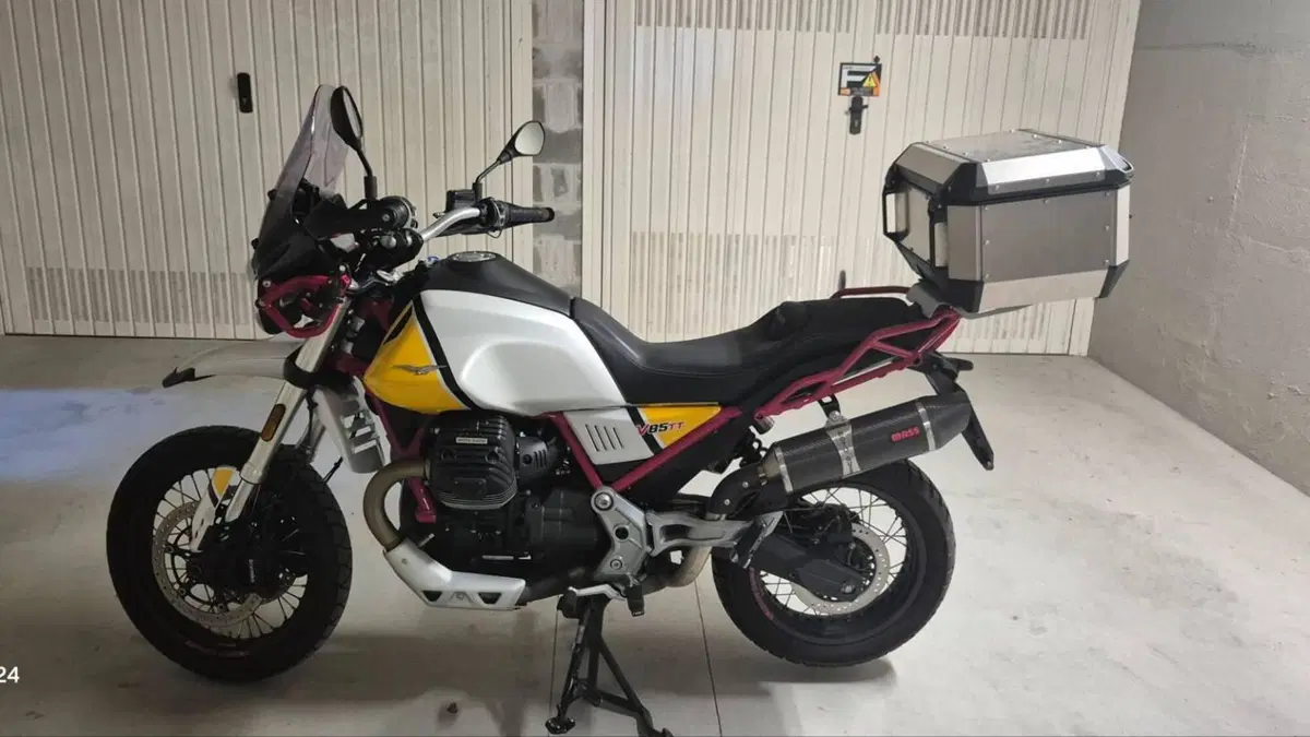 Moto Guzzi V85 TT Evocative Graphics (2019 - 20)  (2)