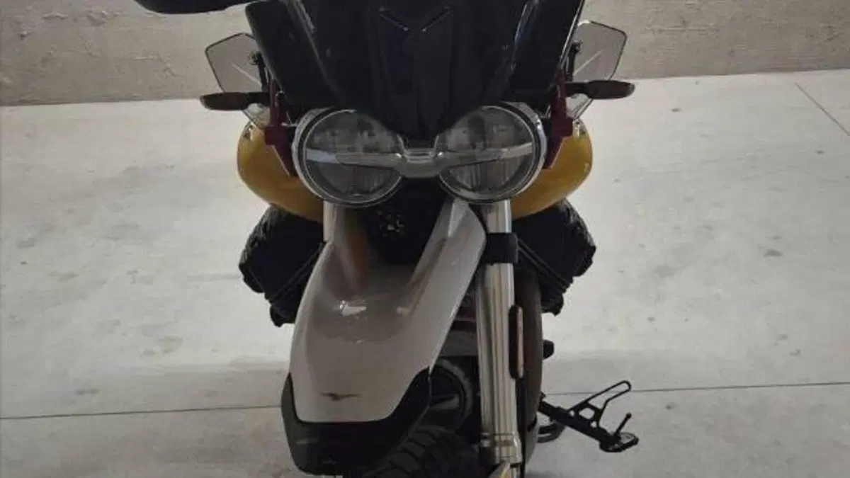 Moto Guzzi V85 TT Evocative Graphics (2019 - 20)  (3)