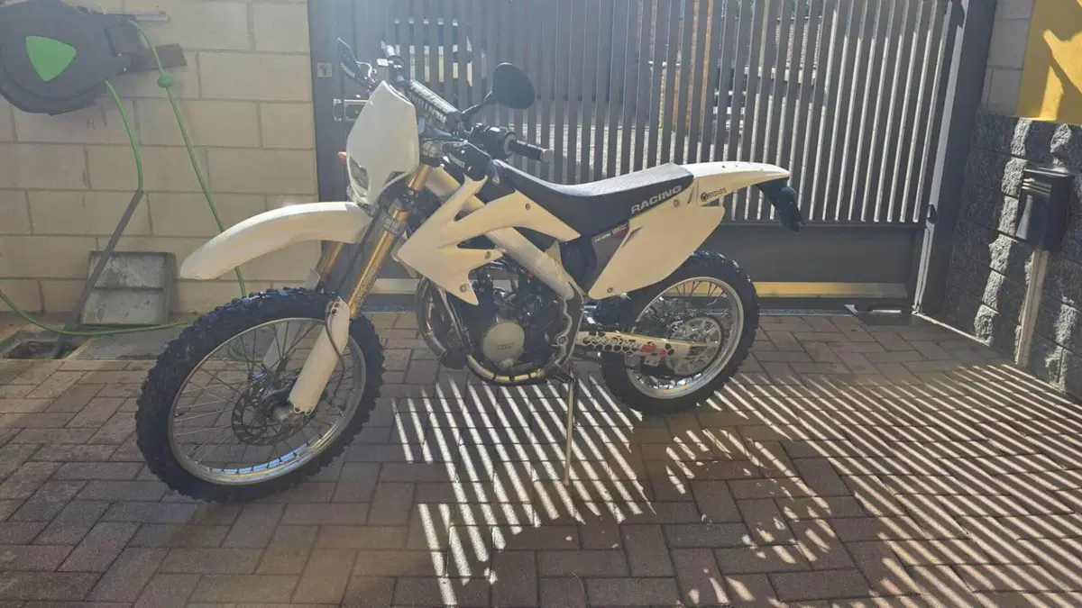 HM CRE 50 Six Racing (2010 - 12) 