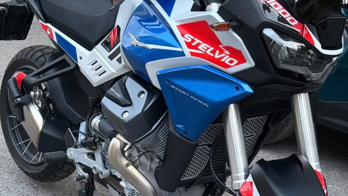 Moto Guzzi Stelvio Duecento Tributo (2025 - 26)  (3)