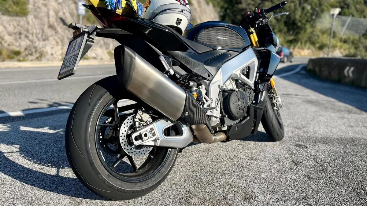 Aprilia Tuono V4 Factory (2021 - 24)  (2)