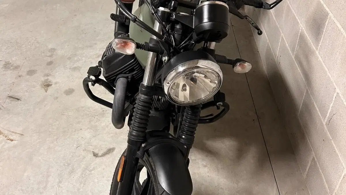 Moto Guzzi V7 III Stone (2017 - 20)  (2)