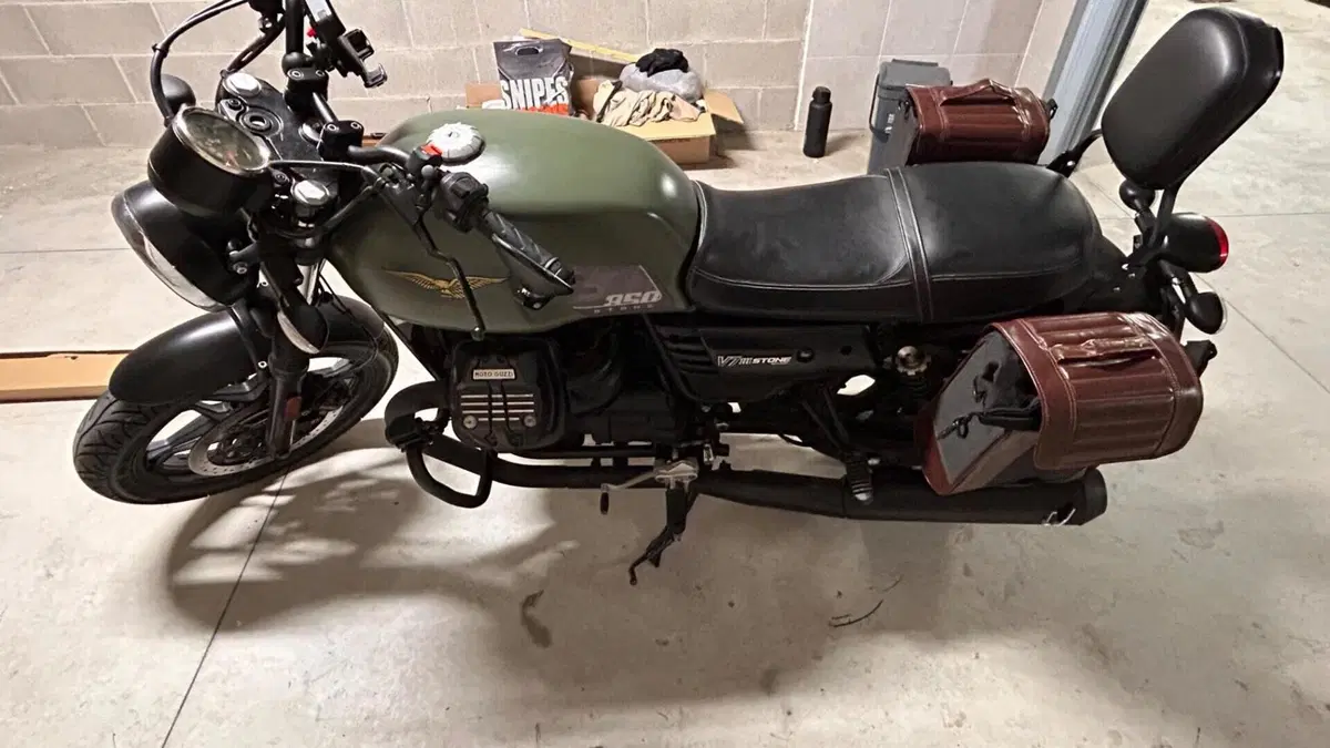 Moto Guzzi V7 III Stone (2017 - 20)  (4)