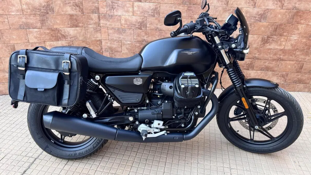 Moto Guzzi V7 Stone (2025 - 26) 