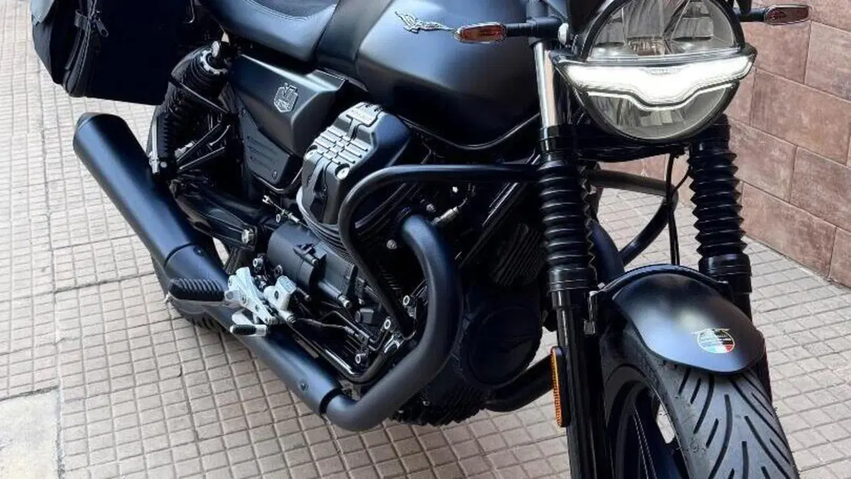 Moto Guzzi V7 Stone (2025 - 26)  (2)