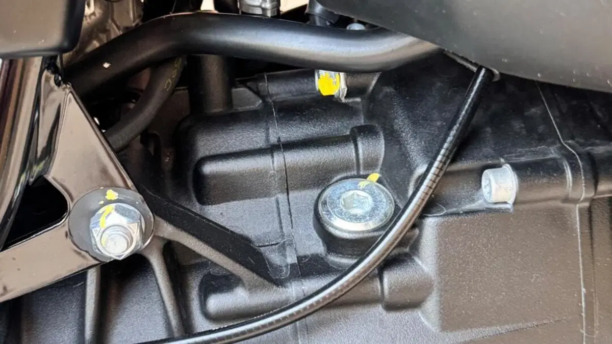 Moto Guzzi V7 Stone (2025 - 26)  (3)
