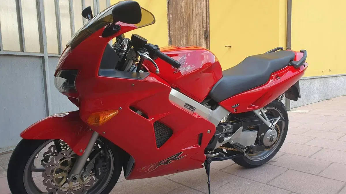 Honda VFR 800 (1998 - 01)  (3)