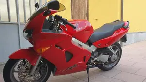 Honda VFR 800 (1998 - 01)  (3)