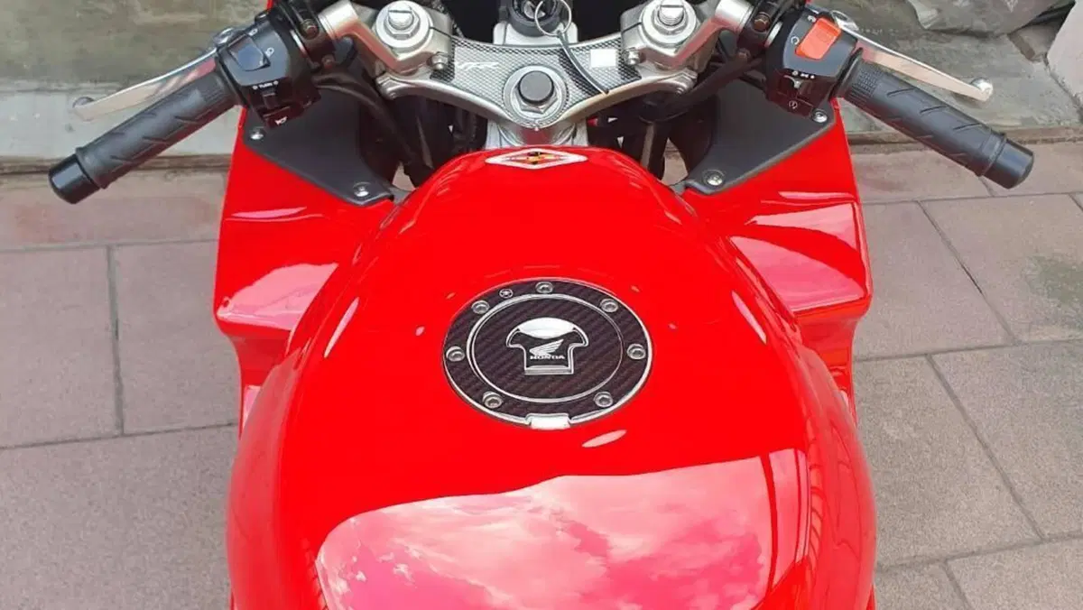Honda VFR 800 (1998 - 01)  (4)