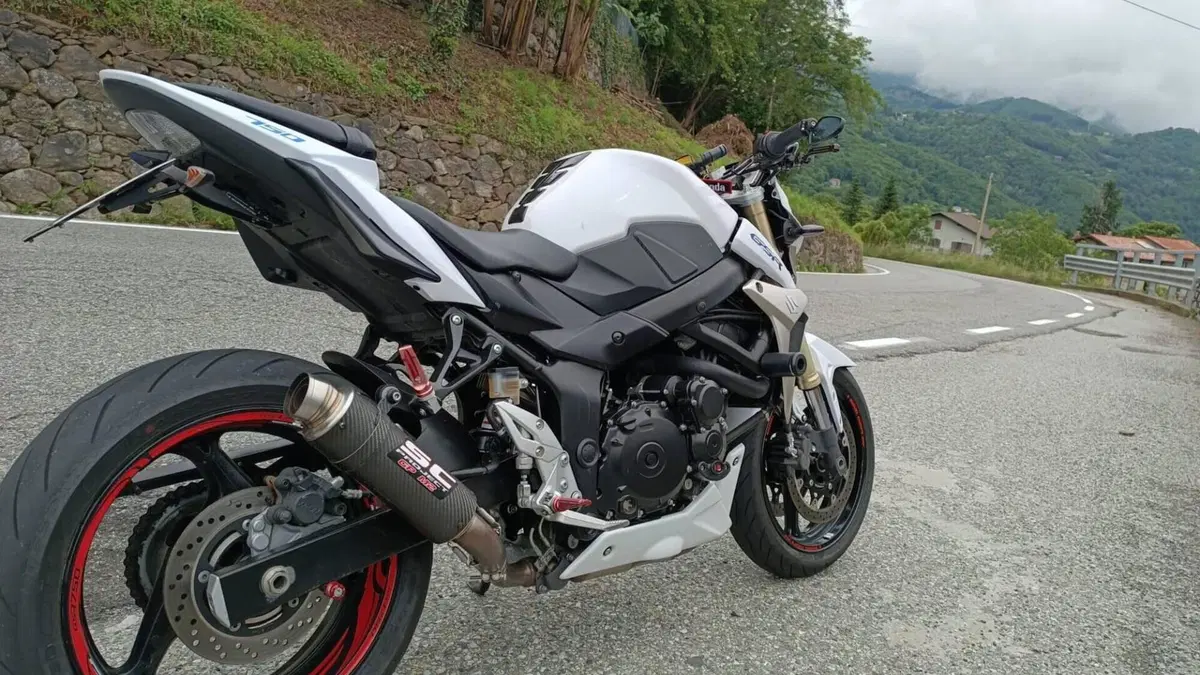 Suzuki GSR 750 (2010 - 15)  (4)