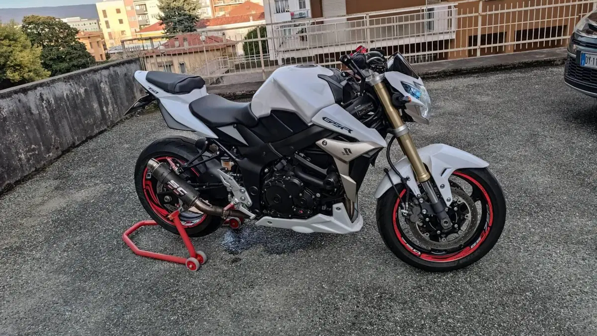 Suzuki GSR 750 (2010 - 15)  (3)