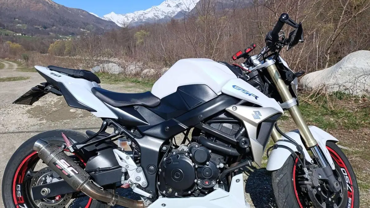 Suzuki GSR 750 (2010 - 15)  (2)