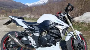 Suzuki GSR 750 (2010 - 15)  (2)