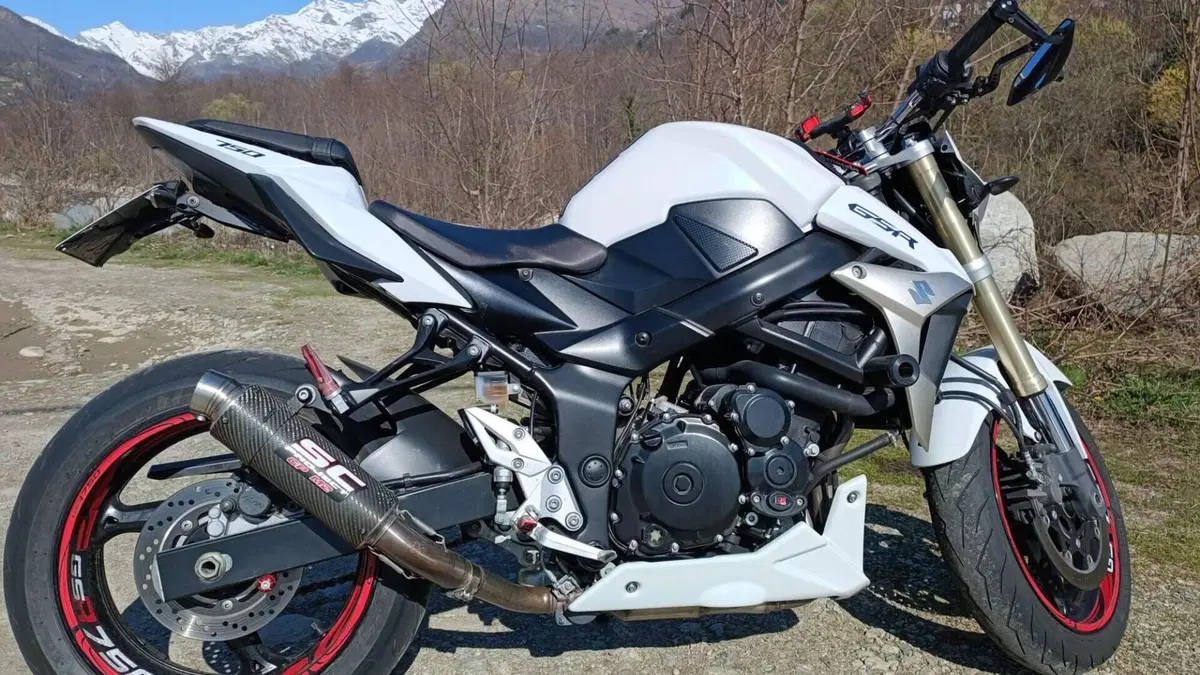 Suzuki GSR 750 (2010 - 15)  (7)