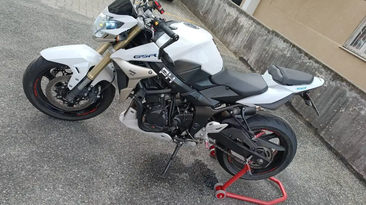 Suzuki GSR 750 (2010 - 15)  (11)