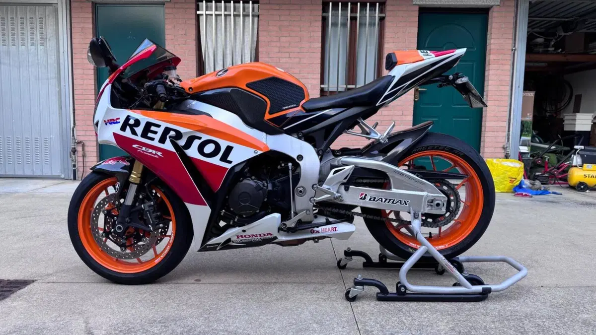 Honda CBR 1000 RR Fireblade (2012 - 16)  (2)