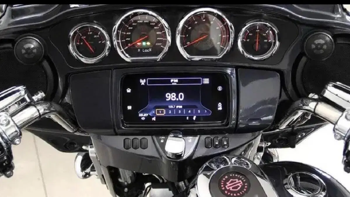 Harley-Davidson 117 Street Glide (2018 - 20) - FLHXSE  (9)