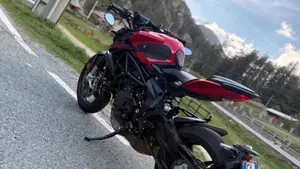 MV Agusta Brutale 800 Rosso (2021 - 23)  (2)