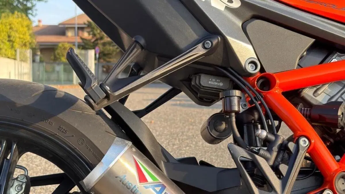 KTM 1290 Super Duke R (2020)  (3)