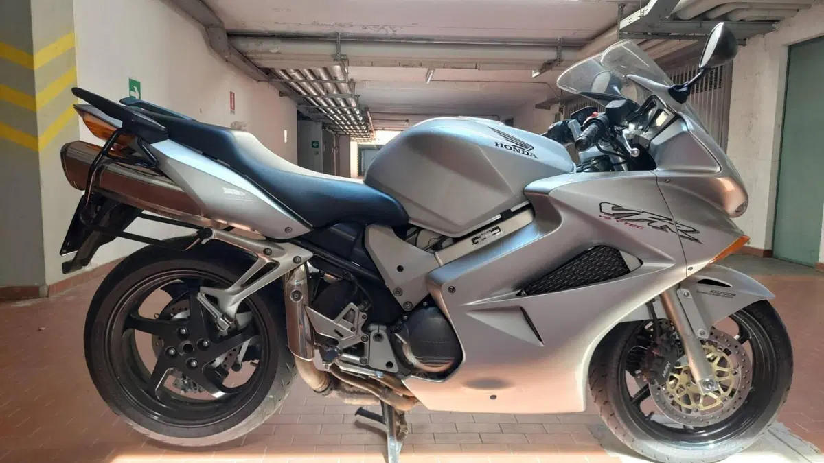 Honda VFR 800 (2002 - 05)  (2)