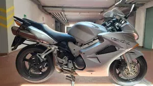 Honda VFR 800 (2002 - 05)  (2)