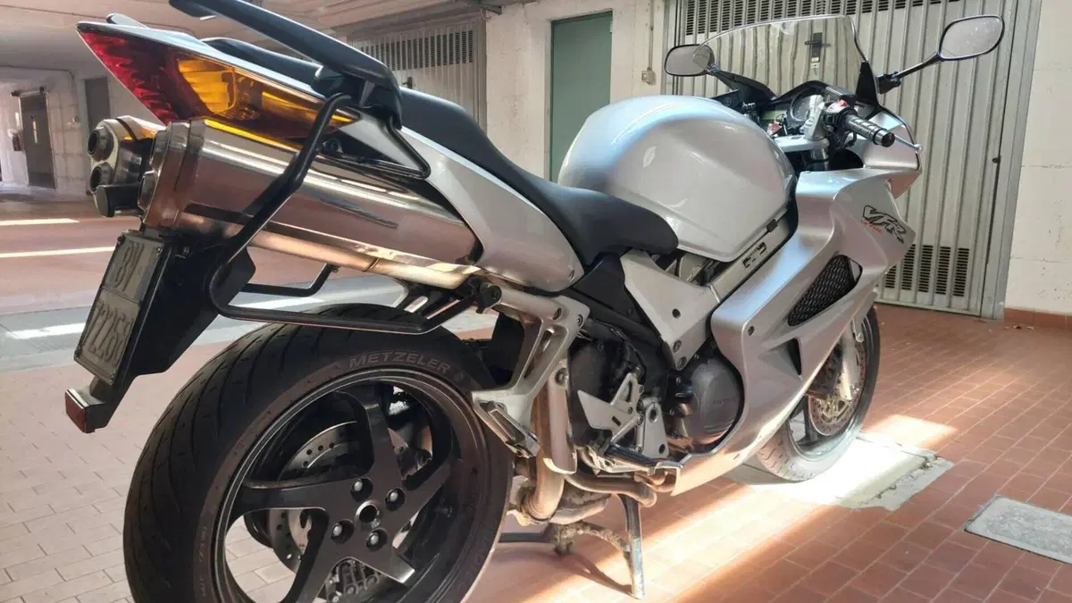 Honda VFR 800 (2002 - 05)  (4)