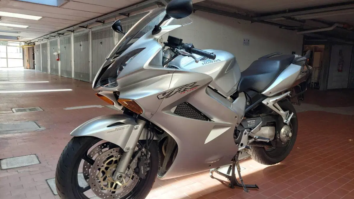 Honda VFR 800 (2002 - 05)  (6)