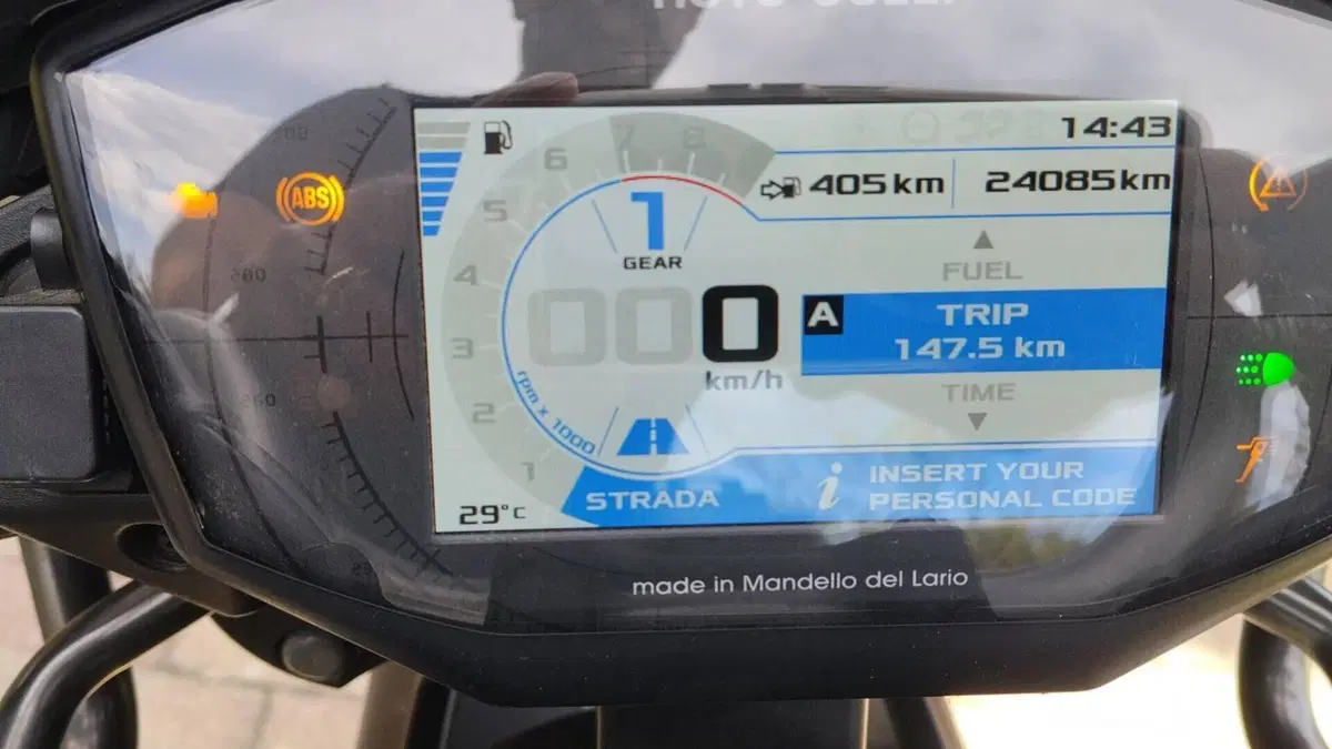 Moto Guzzi V85 TT Travel (2021 - 23)  (4)