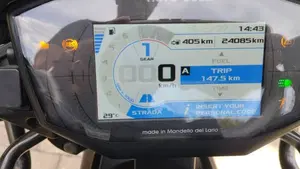 Moto Guzzi V85 TT Travel (2021 - 23)  (4)