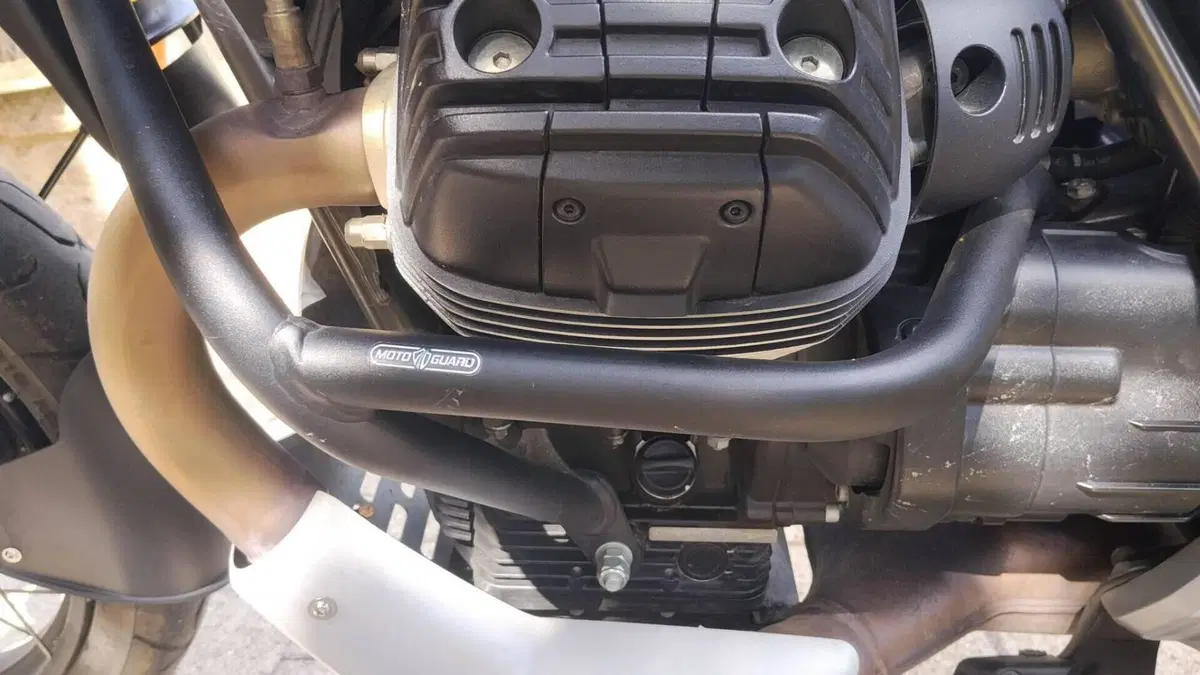Moto Guzzi V85 TT Travel (2021 - 23)  (9)
