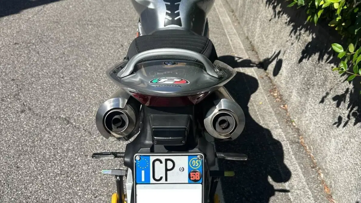 Honda Hornet 900  (5)