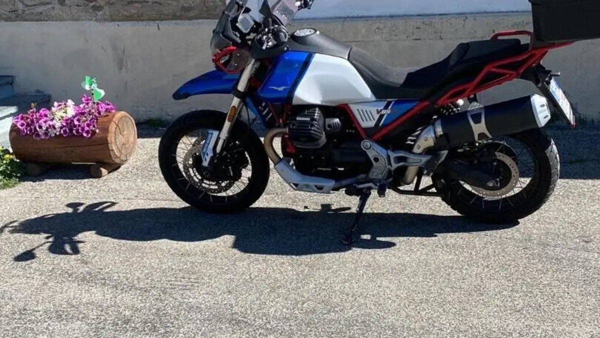 Moto Guzzi V85 TT Evocative Graphics (2021 - 23)  (2)