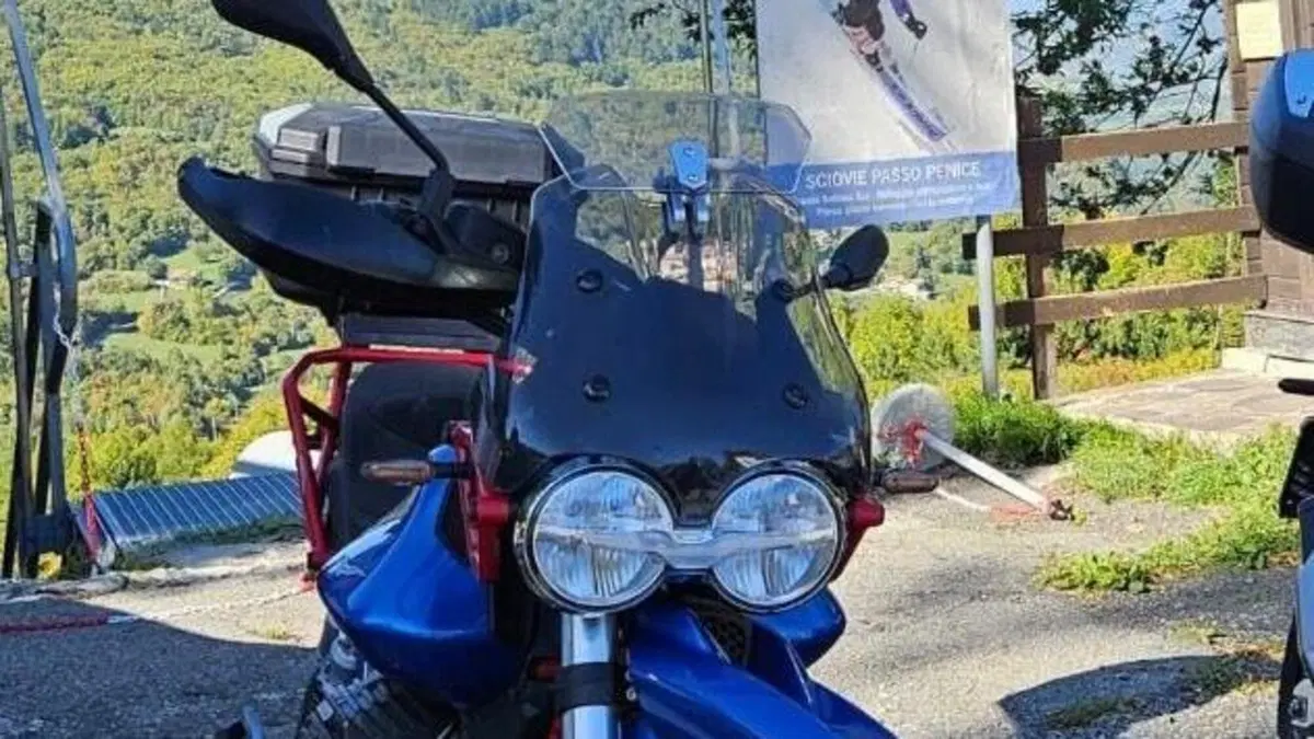 Moto Guzzi V85 TT Evocative Graphics (2021 - 23)  (3)