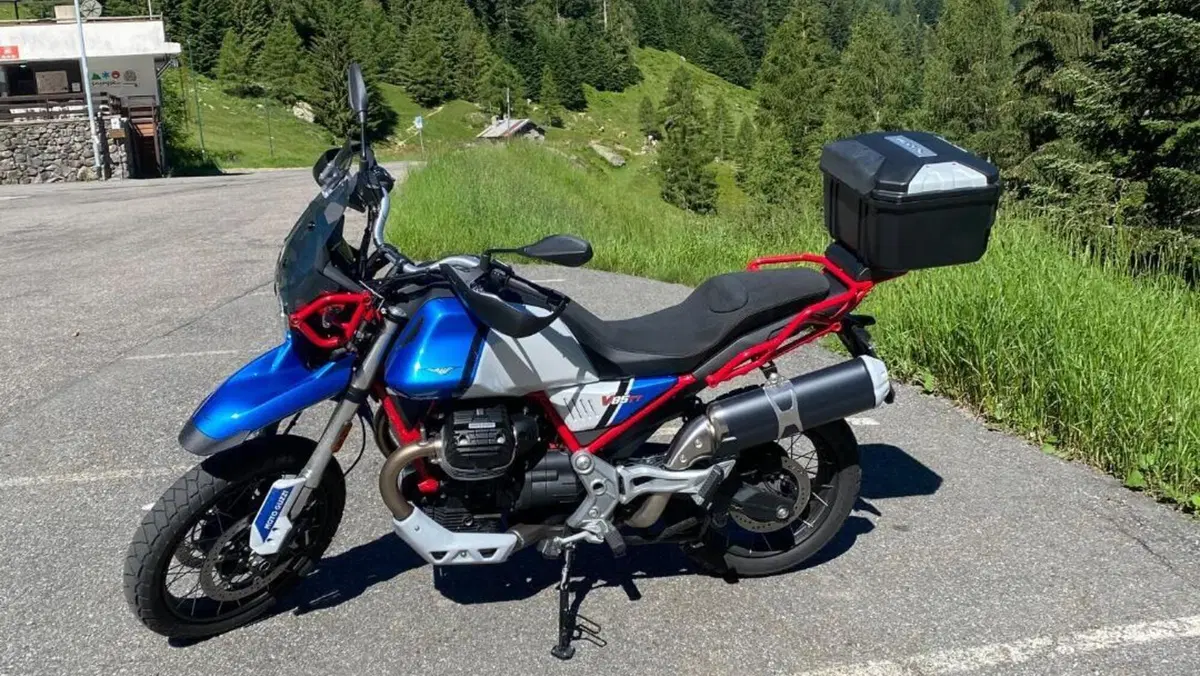 Moto Guzzi V85 TT Evocative Graphics (2021 - 23)  (5)