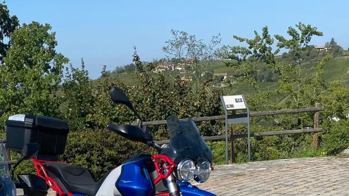 Moto Guzzi V85 TT Evocative Graphics (2021 - 23)  (6)