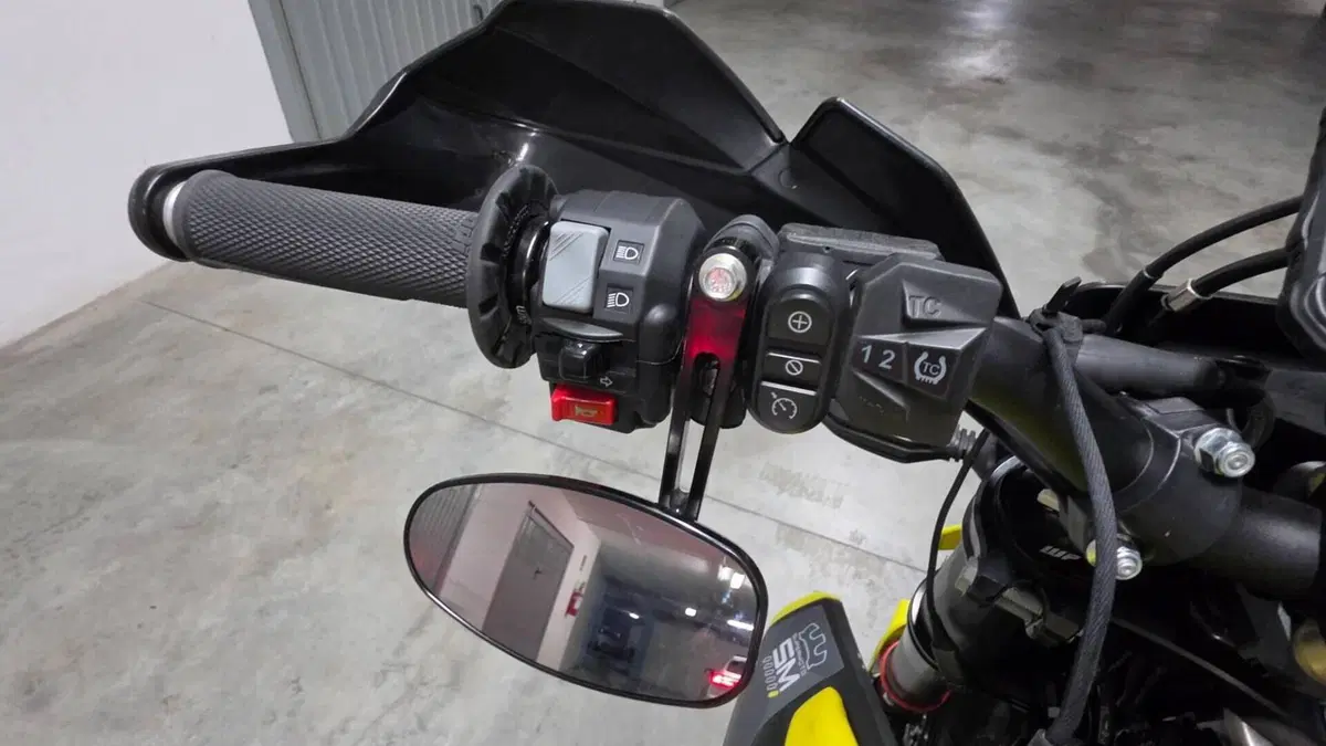 Husqvarna 701 Supermoto (2023 - 25)  (5)