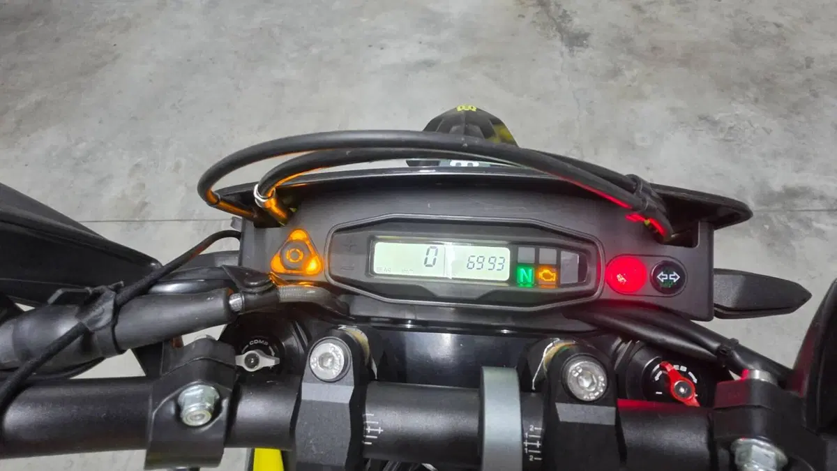 Husqvarna 701 Supermoto (2023 - 25)  (12)