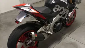 Aprilia Tuono V4 Factory (2015 - 17)  (2)
