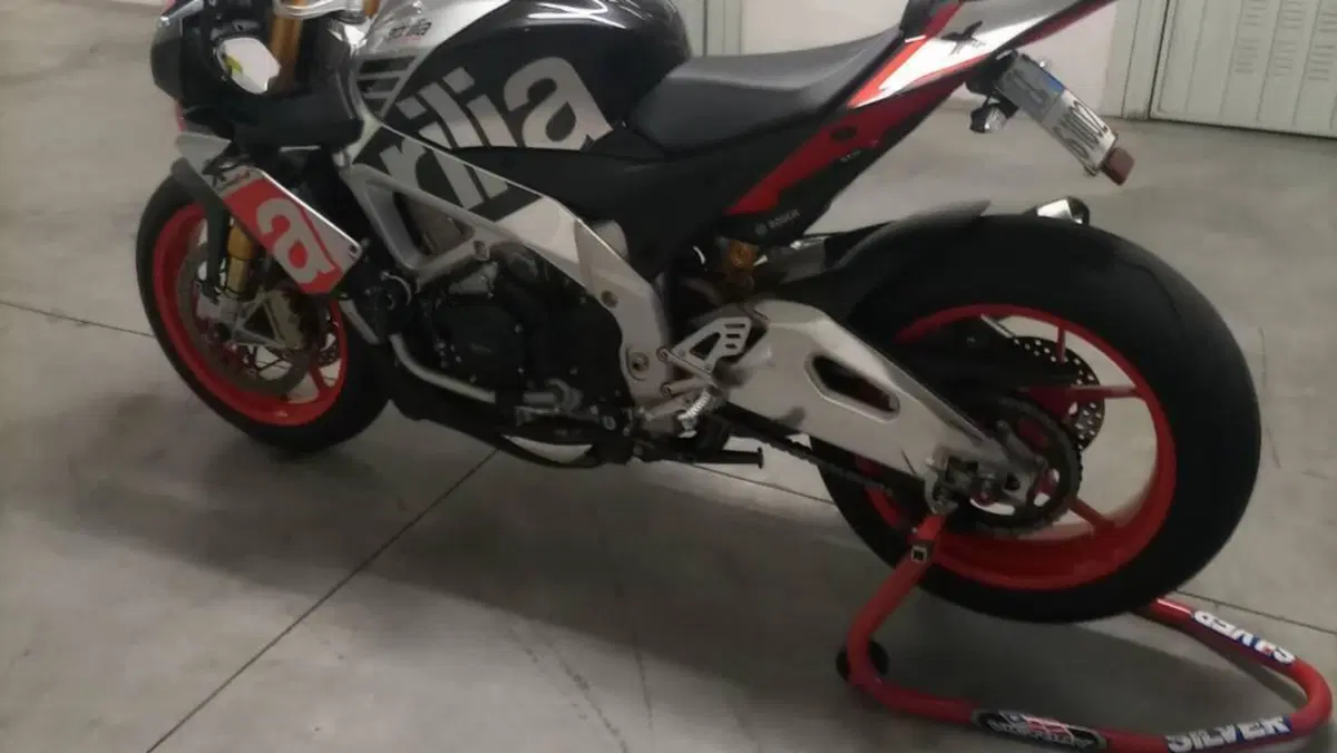 Aprilia Tuono V4 Factory (2015 - 17)  (3)