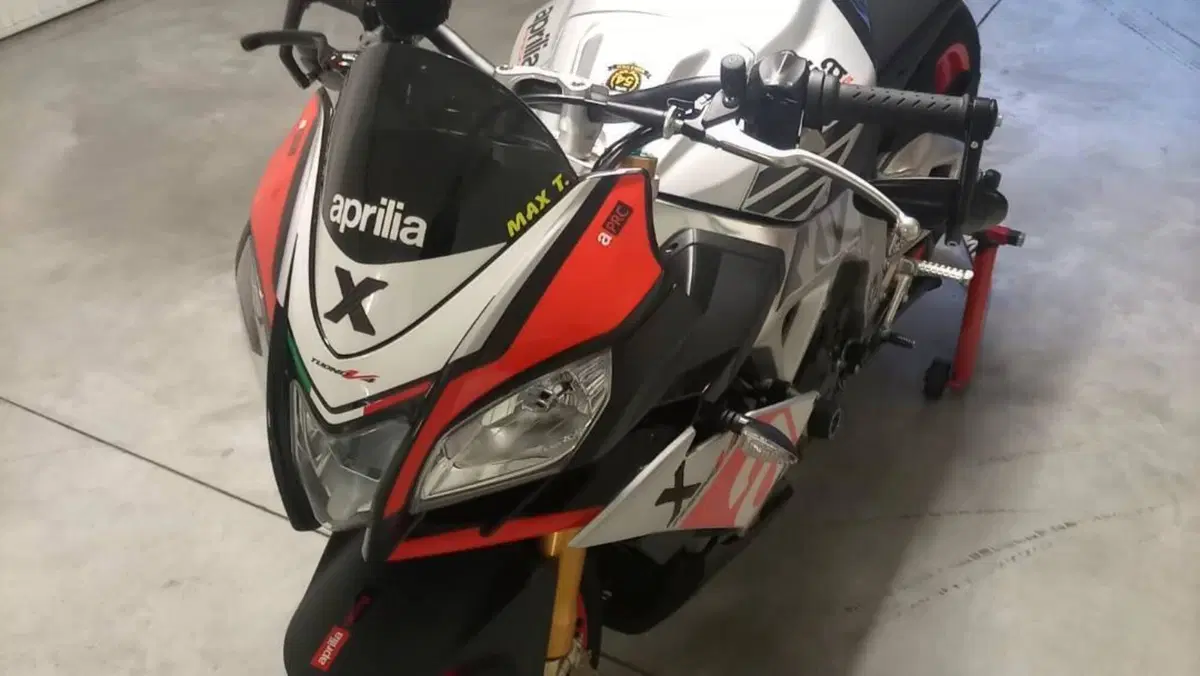 Aprilia Tuono V4 Factory (2015 - 17)  (4)