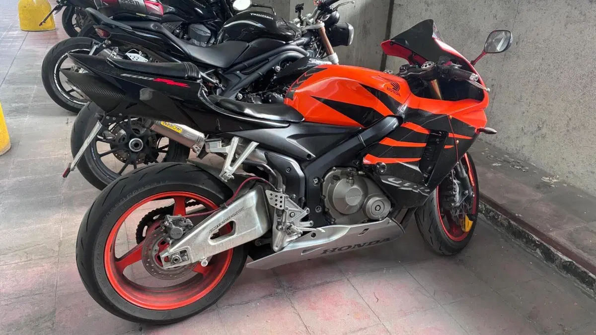 Honda CBR 600 RR (2005 - 06)  (2)