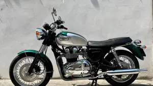 Triumph Bonneville 800 (2000 - 01) 
